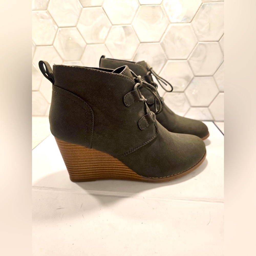 Nautica Womans Olive Green Wedge Bootie Sz 10 Lace Up Great Condition Faux Suede